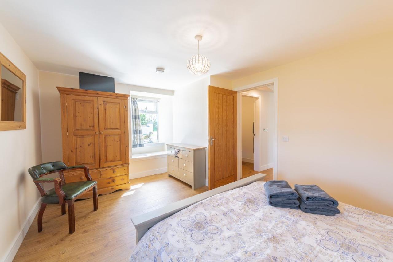 Nether Newton - Sleeps 10, Hottub, Sauna, Private Garden Newmilns Buitenkant foto