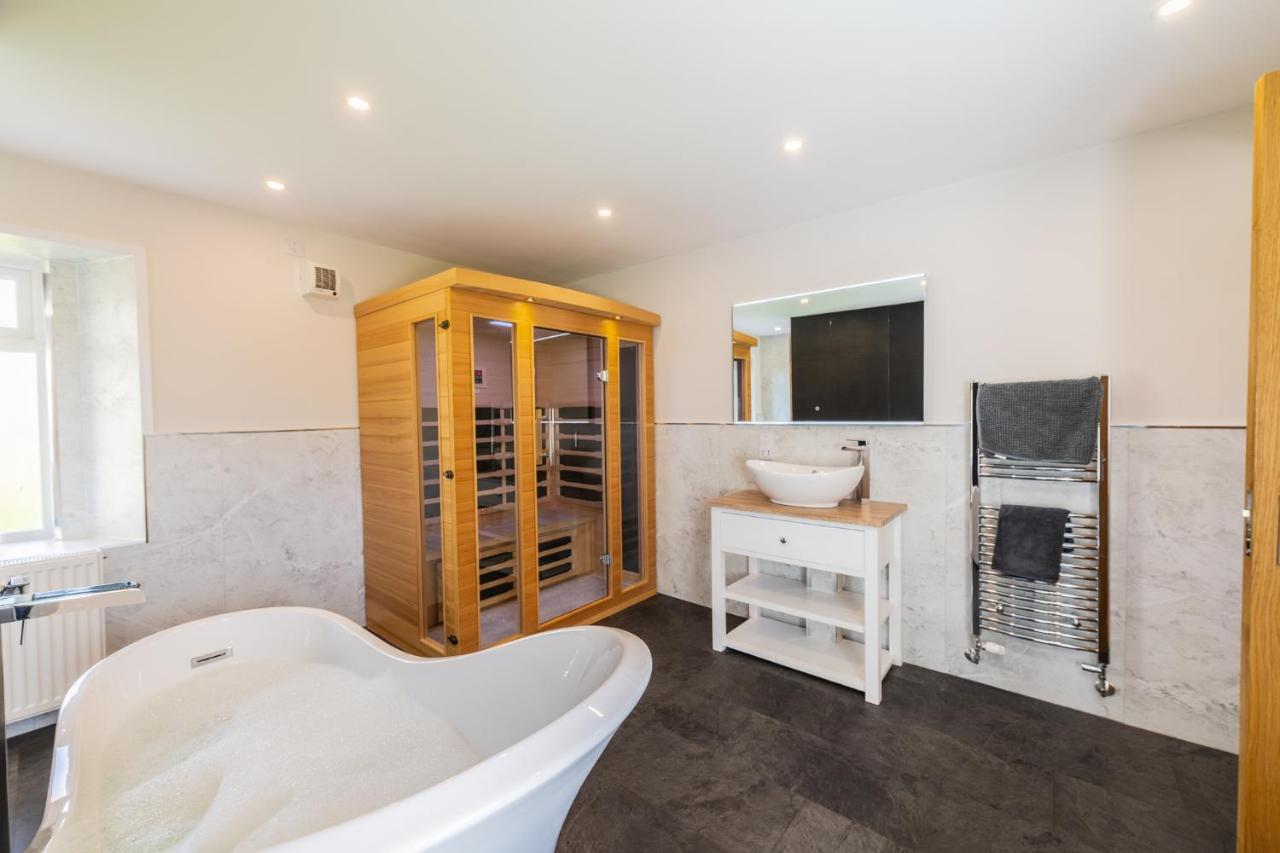 Nether Newton - Sleeps 10, Hottub, Sauna, Private Garden Newmilns Buitenkant foto