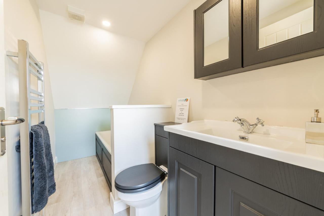 Nether Newton - Sleeps 10, Hottub, Sauna, Private Garden Newmilns Buitenkant foto